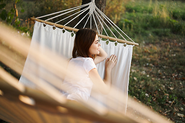 포토 JPG 해외이미지 주간 나무 응시 여자 자연 휴식 한명 미소 상반신 성인 야외 옆모습 아웃포커스 눕기 해먹 성인여자한명만 해외포토 자연요소 식물 1 시선 뷰포인트 컨셉 모션 촬영기법 표정 사람 침대 생태계 여자한명만 성인여자만 파일형식 이미지허브
