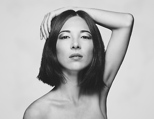 포토 JPG 해외이미지 백인 모델 직업 1 헤어스타일 손 응시 여자 얼굴 갈색머리 흑백 그림자 한명 미소 사람 동양인 성인 뷰티 유행 검은색 화장품 흰색 피부 피부관리 만들기 섞기 필터 효과 해외포토 서양인 시선 컬러 모션 촬영기법 표정 인종 신체부위 파일형식 이미지허브