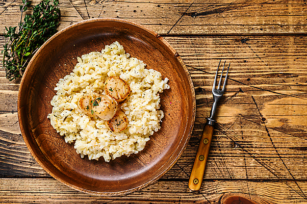 포토 JPG 해외이미지 접시 포크 실내 사람없음 하이앵글 해물요리 허브 해산물 관자 리조또 나무배경 해외포토 식물 식기 음식 뷰포인트 백그라운드 내부 파일형식 이미지허브