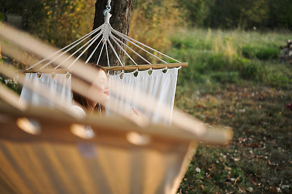 포토 JPG 해외이미지 주간 나무 응시 여자 자연 휴식 한명 미소 상반신 성인 야외 옆모습 눕기 소프트포커스 해먹 성인여자한명만 해외포토 자연요소 식물 1 시선 뷰포인트 컨셉 모션 촬영기법 표정 사람 침대 생태계 여자한명만 성인여자만 파일형식 이미지허브