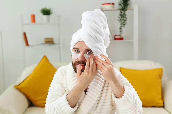 포토 JPG 해외이미지 응시 남자 수염 한명 상반신 성인 앞모습 수건 뷰티 목욕가운 스킨케어 붙이기 아이팩 성인남자한명만 해외포토 1 시선 뷰포인트 모션 사람 위생용품 가운 남자한명만 성인남자만 파일형식 이미지허브