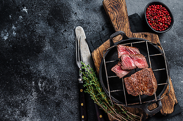 포토 JPG 해외이미지 포크 검은배경 단면 실내 스테이크 비프스테이크 사람없음 하이앵글 소고기 나이프 그릴 냄비 슬라이스 나무도마 백리향 통후추 해외포토 식기 뷰포인트 백그라운드 주방용품 도마 서양음식 육류 내부 목재 검은색 칼 솥 후추 파일형식 이미지허브