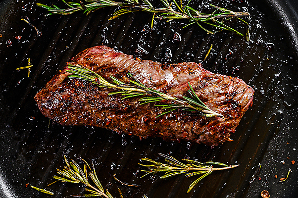 포토 JPG 해외이미지 검은배경 실내 스테이크 비프스테이크 사람없음 하이앵글 소고기 로즈메리 돌판 해외포토 뷰포인트 백그라운드 서양음식 육류 내부 검은색 돌_바위 허브 파일형식 이미지허브