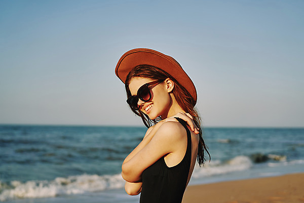 포토 JPG 해외이미지 주간 여자 여유 휴식 한명 상반신 성인 해변 야외 옆모습 여름휴가 바캉스 선글라스 즐거움 성인여자한명만 어깨에손 해외포토 자연요소 1 감정 안경 바다 뷰포인트 컨셉 모션 휴가 사람 여자한명만 성인여자만 파일형식 여름_계절 이미지허브