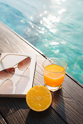 포토 JPG 해외이미지 오렌지 단면 잔 사람없음 야외 책 선글라스 햇빛 풀장 오렌지주스 해외포토 식기 안경 과일 수영장 태양 과일주스 파일형식 이미지허브