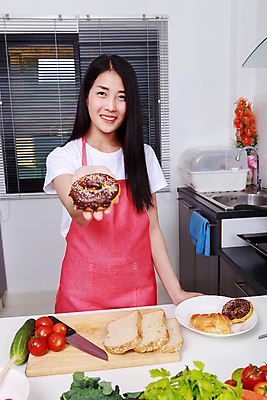 포토 JPG 해외이미지 라이프스타일 여자 행복 음식 다이어트 채소 과일 태국 탁자 디저트 주택 한국 건강 요리 한명 미소 사람 동양인 장식 주방 초콜릿 일본 중국 앞치마 신선 잡기 도넛 달콤 맛 아침식사 몸무게 먹기 계산대 채식주의자 해로움 맛있는 해외포토 1 감정 아시아 가구 컨셉 모션 표정 인종 건물 생활 식사 채식 파일형식 이미지허브