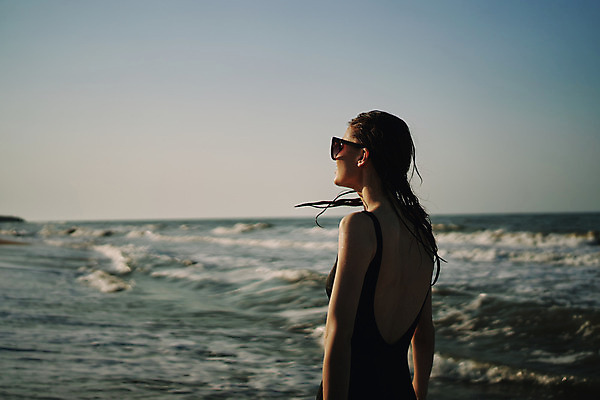 포토 JPG 해외이미지 주간 여자 여유 바람 휴식 한명 서기 상반신 성인 해변 야외 뒷모습 여름휴가 바캉스 선글라스 역광 성인여자한명만 해외포토 자연요소 1 감정 안경 바다 뷰포인트 컨셉 모션 날씨 휴가 사람 여자한명만 성인여자만 파일형식 여름_계절 이미지허브