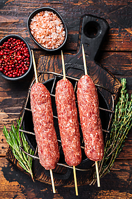 포토 JPG 해외이미지 실내 사람없음 소시지 꼬치 로즈메리 나무도마 백리향 나무배경 핑크솔트 해외포토 백그라운드 도마 내부 목재 가공식품 허브 소금 파일형식 이미지허브