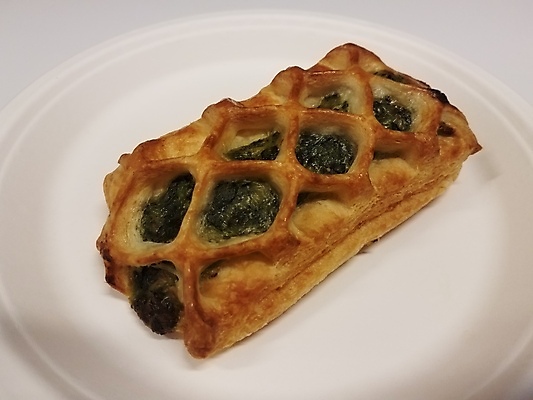 포토 JPG 해외이미지 접시 음식 채소 탁자 사람없음 초록색 흰색 아침식사 굽기 시금치 입가심 페스츄리 해외포토 식기 빵 컬러 가구 식사 구이 파일형식 이미지허브