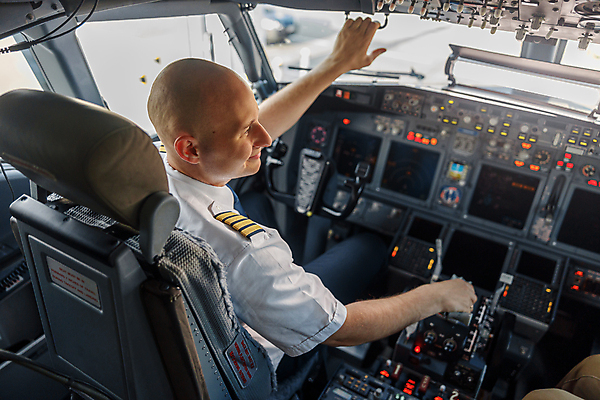 포토 JPG 해외이미지 남자 비행기 실내 한명 앉기 상반신 성인 뒷모습 운전 파일럿 항공 운전석 비행기내부 조종실 성인남자한명만 해외포토 직업 1 뷰포인트 항공교통 모션 대중교통 사람 내부 남자한명만 성인남자만 파일형식 이미지허브