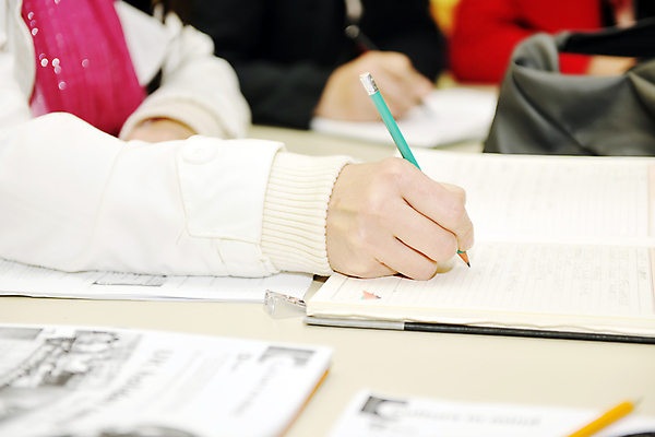 포토 JPG 해외이미지 백인 1 학생 응시 여자 교육 행복 종이 컨셉 비즈니스 사업가 교실 학교 성공 수업 실내 사람 앉기 성인 사람없음 책 학습 펜 기록 비즈니스우먼 강의 스케치 대학교 해외포토 서양인 직업 시선 감정 모션 미술 내부 필기구 직장인 파일형식 이미지허브