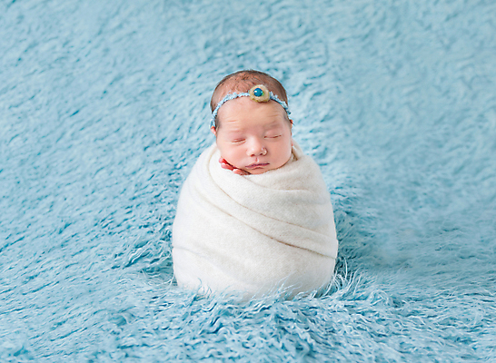 포토 JPG 해외이미지 백인 한명 사람 파란색 아기 머리띠 잠 담요 해외포토 서양인 1 컬러 장신구 파일형식 이미지허브