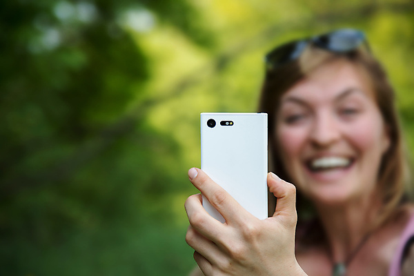 포토 JPG 해외이미지 백인 공원 여자 자연 휴가 세포 한명 미소 풍경 성인 취미 야외 여름 스마트폰 선글라스 카메라 사진촬영 흰색 디지털카메라 숲 스타일 힙스터 해외포토 서양인 1 계절 공공시설 패션 안경 컬러 표정 사람 전자제품 핸드폰 스마트기기 촬영 생태계 파일형식 이미지허브