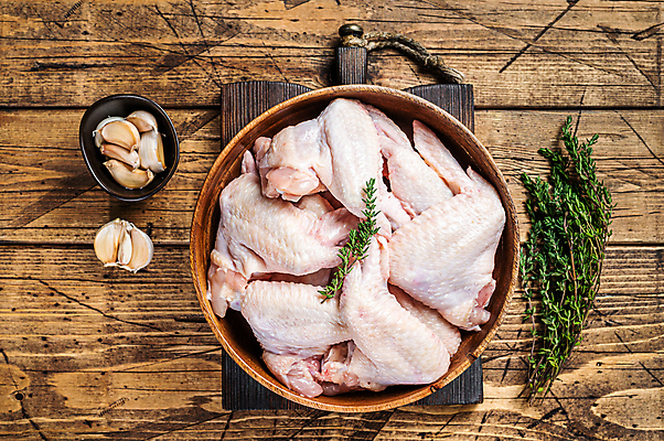 포토 JPG 해외이미지 그릇 실내 마늘 사람없음 하이앵글 닭고기 신선 담기 날것 나무그릇 나무도마 백리향 나무배경 해외포토 식기 뷰포인트 백그라운드 채소 모션 도마 육류 내부 목재 파일형식 이미지허브