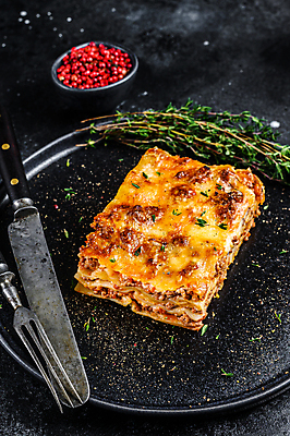 포토 JPG 해외이미지 접시 검은배경 실내 사람없음 라자냐 해외포토 식기 백그라운드 내부 검은색 이탈리아음식 파일형식 이미지허브