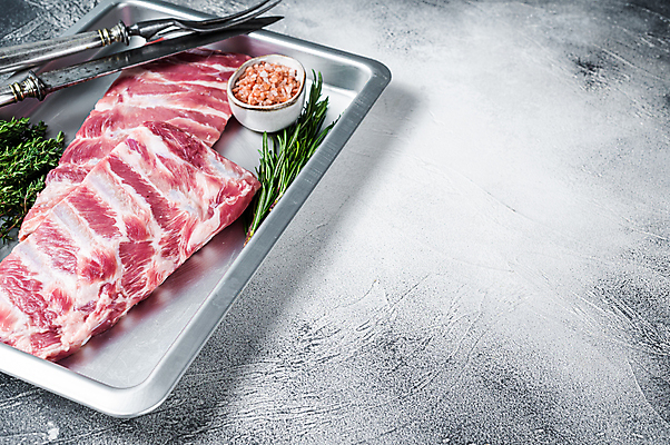 포토 JPG 해외이미지 그릇 포크 식재료 쟁반 실내 생고기 돼지고기 사람없음 신선 나이프 흰배경 소금 로즈메리 등갈비 백리향 카피스페이스 핑크솔트 해외포토 식기 백그라운드 육류 내부 공백 흰색 칼 허브 파일형식 이미지허브