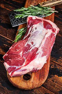 포토 JPG 해외이미지 식재료 실내 생고기 사람없음 날것 양고기 로즈메리 나무도마 나무배경 해외포토 백그라운드 도마 육류 내부 목재 허브 파일형식 이미지허브