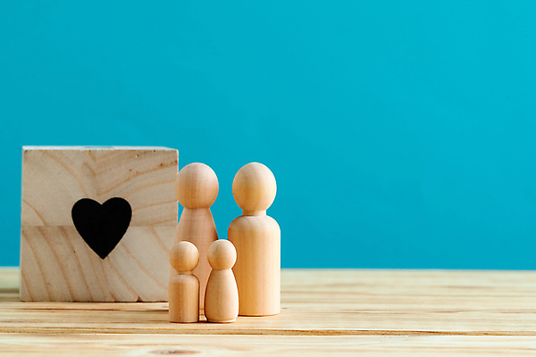 포토 JPG 해외이미지 가족 관계 사람모양 함께함 사랑 사람없음 목재 미니어처 피규어 하트 말_게임 파란배경 나무블록 해외포토 모양 나무 감정 백그라운드 컨셉 재료 파란색 모형 블록 게임 파일형식 이미지허브