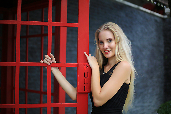 포토 JPG 해외이미지 백인 모델 라이프스타일 영어 여자 행복 유럽 얼굴 여행 영국 거리 갈색머리 한명 미소 사람 야외 빨간색 스마트폰 핸드폰 상자 뷰티 유행 여행객 도시 화려 런던 일반 부스 왕국 해외포토 서양인 문자 1 헤어스타일 감정 나라 컬러 컨셉 표정 생활 신체부위 전자제품 스마트기기 파일형식 이미지허브