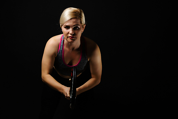 포토 JPG 해외이미지 응시 여자 검은배경 실내 한명 들기 상반신 성인 앞모습 테니스 테니스라켓 테니스복 성인여자한명만 해외포토 1 시선 뷰포인트 백그라운드 모션 사람 내부 운동복 구기 검은색 라켓 여자한명만 성인여자만 파일형식 이미지허브