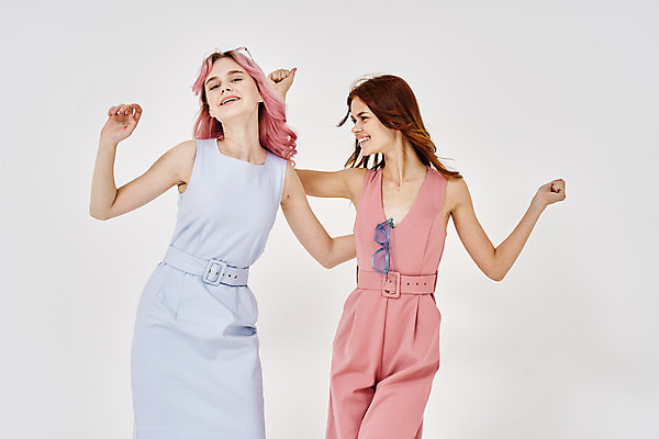 포토 JPG 해외이미지 백인 모델 응시 여자 패션 포즈 실내 미소 상반신 성인 두명 앞모습 친구 손들기 주먹 춤 흰배경 성인여자만 해외포토 서양인 시선 뷰포인트 백그라운드 관계 모션 문화예술 표정 사람 내부 흰색 여자만 성인만 파일형식 이미지허브