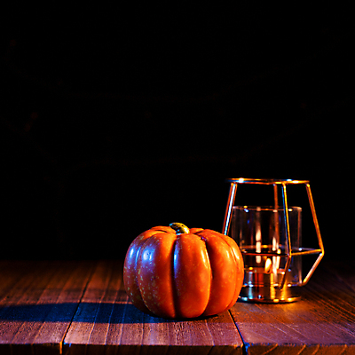 포토 JPG 해외이미지 디자인 백그라운드 컨셉 탁자 호박 사람없음 파란색 빛 축제 어둠 할로윈 등불 축하 분위기 황금 야간 오브젝트 더블 수목 잭오랜턴 호러 카피스페이스 해외포토 자연요소 컬러 가구 채소 조명 공백 공포 파일형식 이미지허브