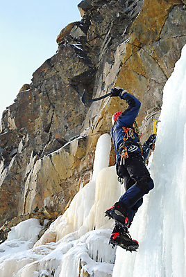 포토 JPG 해외이미지 주간 전신 남자 겨울 산 한명 성인 야외 옆모습 얼음 등산 트래킹 폭포 하이킹 공구 잡기 헬멧 위험 스위스 빙하 오르기 등반장비 산악가 하이커 성인남자한명만 설산 해외포토 자연요소 1 계절 유럽 뷰포인트 여행 컨셉 모션 자연 레저 사람 도구 보호장비 등산용품 남자한명만 성인남자만 파일형식 이미지허브