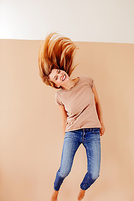 포토 JPG 해외이미지 백인 여자 행복 포즈 백그라운드 성공 한명 사람 뷰티 유행 귀여움 점프 기쁨 자유 청바지 표현 자신감 가득함 크림 흥분 길이 혼자 스타일 해외포토 서양인 1 감정 컨셉 바지 모션 파일형식 이미지허브