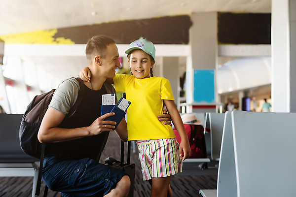 포토 JPG 해외이미지 여자 남자 어린이 여행 허리손 어깨동무 실내 들기 상반신 성인 두명 앞모습 옆모습 여행객 공항 부녀 해외포토 딸 뷰포인트 포즈 가족 교통시설 모션 사람 내부 아빠 파일형식 이미지허브