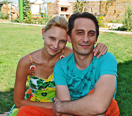 포토 JPG 해외이미지 백인 모델 커플 응시 옷 남자 행복 얼굴 포즈 백그라운드 자연 남편 휴식 미소 사람 소년 성인 야외 두명 빨간색 여름 파란색 금발 뷰티 자유 아내 최고 어깨 슛 개성 해외포토 서양인 헤어스타일 시선 계절 감정 어린이 컬러 컨셉 관계 표정 신체부위 생태계 파일형식 이미지허브