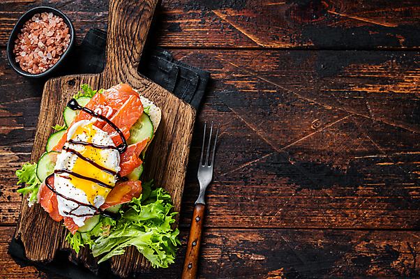 포토 JPG 해외이미지 그릇 포크 실내 샌드위치 사람없음 하이앵글 계란프라이 연어 나무도마 연어샐러드 연어요리 카피스페이스 나무배경 핑크솔트 해외포토 식기 음식 뷰포인트 백그라운드 도마 어류 내부 목재 공백 샐러드 계란요리 소금 파일형식 이미지허브