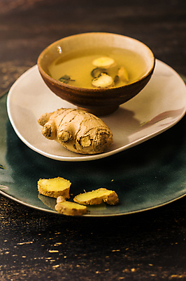 포토 JPG 해외이미지 접시 단면 실내 사람없음 찻잔 슬라이스 생강 생강차 나무배경 해외포토 식기 백그라운드 채소 잔 내부 차_음료 파일형식 이미지허브