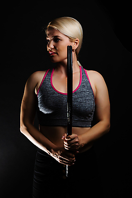 포토 JPG 해외이미지 응시 여자 검은배경 실내 한명 들기 상반신 성인 앞모습 테니스 테니스라켓 테니스복 성인여자한명만 해외포토 1 시선 뷰포인트 백그라운드 모션 사람 내부 운동복 구기 검은색 라켓 여자한명만 성인여자만 파일형식 이미지허브