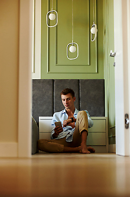 포토 JPG 해외이미지 백인 1 라이프스타일 남자 행복 의자 창문 성공 휴식 주택 실내 관리 한명 미소 사람 인종 성인 내부 스마트폰 핸드폰 머리 공책 꿈 방 연도 긍정 주말 안락 해외포토 서양인 감정 가구 컨셉 문구용품 표정 건물 생활 신체부위 전자제품 스마트기기 파일형식 이미지허브