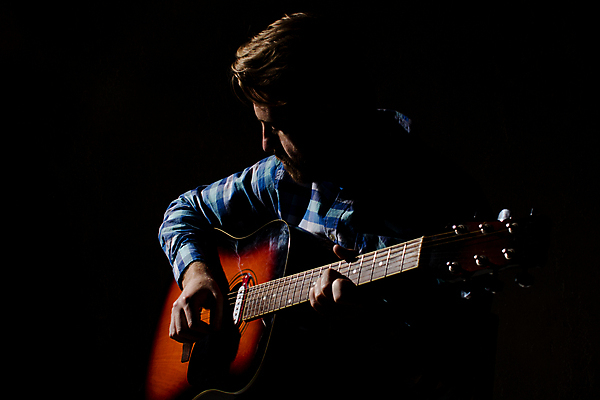 포토 JPG 해외이미지 백인 직업 손 남자 행복 음악 백그라운드 노래 놀이 관리 한명 사람 이벤트 취미 빛 파티 검은색 축제 어둠 소리 콘서트 음악가 무대 기구 기타 축하 악단 군중 연습 그네 예술가 오디오 기타리스트 재즈 뮤지컬 팝 생존 카피스페이스 유흥 해외포토 서양인 1 감정 컬러 컨셉 현악기 문화예술 신체부위 전자제품 공백 공연 연주자 파일형식 이미지허브