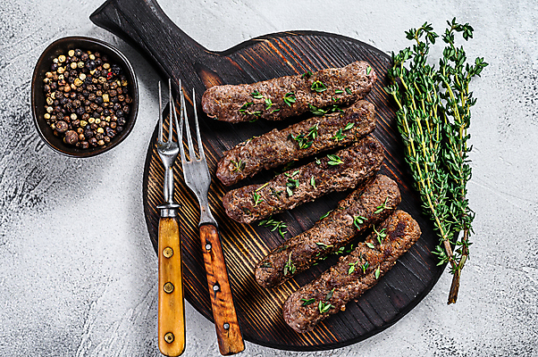 포토 JPG 해외이미지 실내 사람없음 하이앵글 흰배경 양고기 나무도마 백리향 양고기구이 통후추 해외포토 뷰포인트 백그라운드 도마 육류 내부 목재 흰색 구이 후추 파일형식 이미지허브