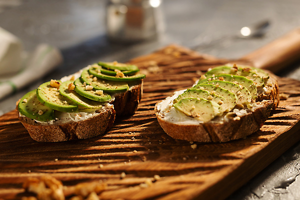 포토 JPG 해외이미지 과일 사람없음 아웃포커스 신선 유기농 호두 아보카도 나무도마 해외포토 웰빙 도마 촬영기법 목재 견과류 파일형식 이미지허브