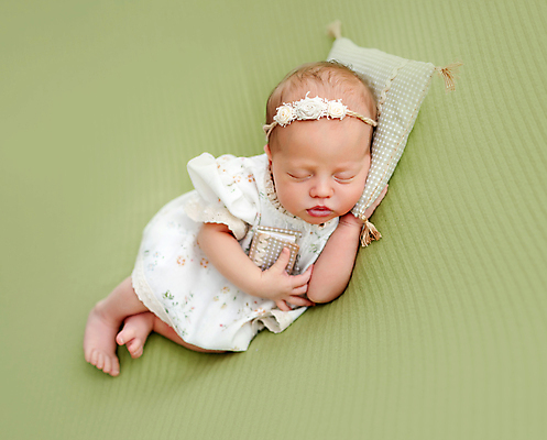 포토 JPG 해외이미지 여자 베개 안기 한명 책 귀여움 아기 신생아 잠 여자아기한명만 해외포토 1 컨셉 침구 모션 사람 여자한명만 여자아기만 파일형식 이미지허브