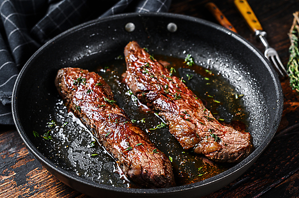 포토 JPG 해외이미지 포크 실내 스테이크 비프스테이크 사람없음 소고기 식탁보 프라이팬 나무배경 해외포토 식기 백그라운드 주방용품 서양음식 육류 내부 파일형식 이미지허브