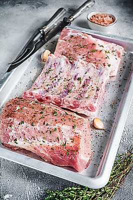 포토 JPG 해외이미지 그릇 포크 식재료 회색배경 쟁반 실내 마늘 생고기 돼지고기 사람없음 신선 양념 나이프 허브 등갈비 백리향 허브가루 후추가루 핑크솔트 해외포토 식물 식기 백그라운드 채소 육류 내부 회색 칼 가루 소금 파일형식 이미지허브