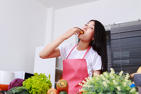 포토 JPG 해외이미지 라이프스타일 여자 행복 음식 다이어트 채소 과일 태국 탁자 디저트 주택 한국 건강 요리 한명 미소 사람 동양인 장식 주방 초콜릿 일본 중국 앞치마 신선 잡기 도넛 달콤 맛 아침식사 몸무게 먹기 계산대 채식주의자 해로움 맛있는 해외포토 1 감정 아시아 가구 컨셉 모션 표정 인종 건물 생활 식사 채식 파일형식 이미지허브