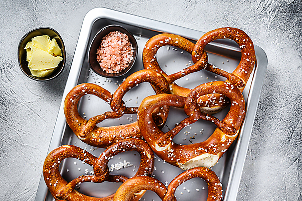 포토 JPG 해외이미지 회색배경 쟁반 실내 사람없음 하이앵글 버터 브레첼 핑크솔트 해외포토 뷰포인트 백그라운드 디저트 내부 회색 소금 파일형식 이미지허브