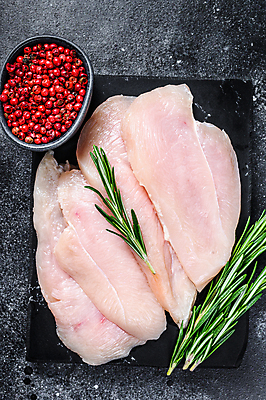 포토 JPG 해외이미지 그릇 검은배경 실내 사람없음 하이앵글 닭고기 신선 날것 후추 로즈메리 돌접시 해외포토 식기 접시 뷰포인트 백그라운드 육류 내부 검은색 허브 향신료 파일형식 이미지허브