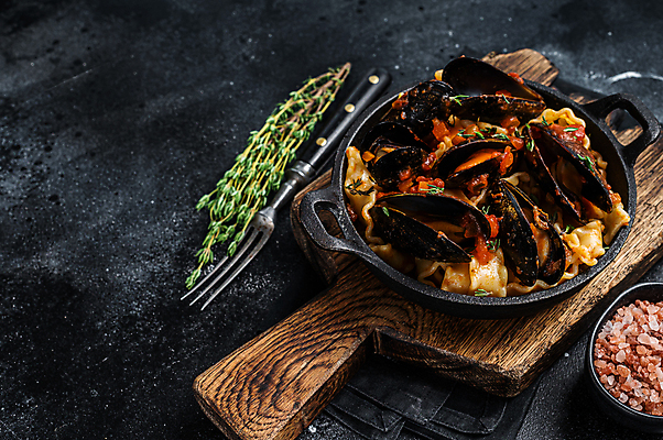 포토 JPG 해외이미지 포크 검은배경 파스타 실내 사람없음 해물요리 해산물 홍합 나무도마 백리향 홍합스파게티 핑크솔트 해외포토 식기 음식 백그라운드 어패류 도마 서양음식 스파게티 내부 목재 검은색 소금 파일형식 이미지허브