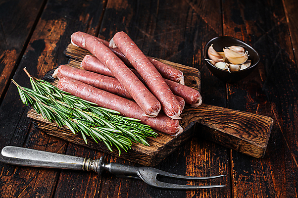 포토 JPG 해외이미지 실내 마늘 사람없음 소시지 로즈메리 나무도마 나무배경 해외포토 백그라운드 채소 도마 내부 목재 가공식품 허브 파일형식 이미지허브