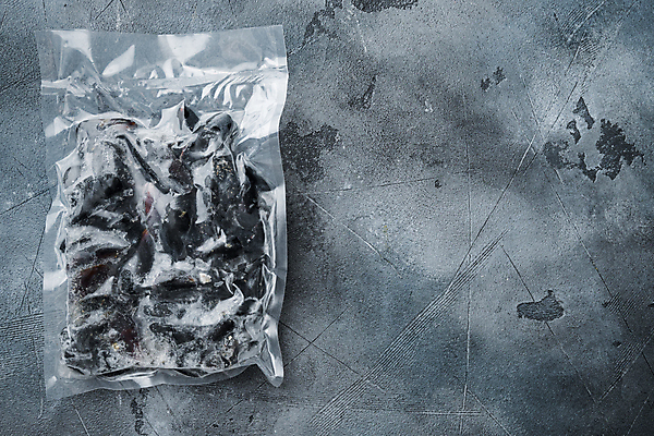 포토 JPG 해외이미지 식재료 회색배경 실내 사람없음 냉동 해산물 홍합 비닐포장 압축 진공 카피스페이스 해외포토 백그라운드 포장 어패류 내부 공백 회색 파일형식 이미지허브