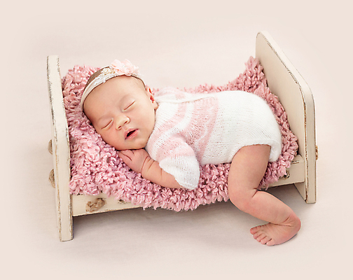 포토 JPG 해외이미지 남자 한명 귀여움 침대 아기 신생아 머리띠 잠 담요 니트 양모 남자아기한명만 해외포토 1 가구 컨셉 상의 장신구 사람 직물 남자한명만 남자아기만 파일형식 이미지허브