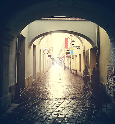 포토 JPG 해외이미지 외관 유럽 여행 포장 건축양식 거리 주택 사람없음 야외 건물 도시풍경 문 침묵 산책 회색 젖음 바위 도시 역사 재산 아치 시력 타운 공화국 방법 슬로바키아 옛날 해외포토 건축물 건축 나라 컬러 휴식 풍경 금융 소리 돌_바위 파일형식 이미지허브