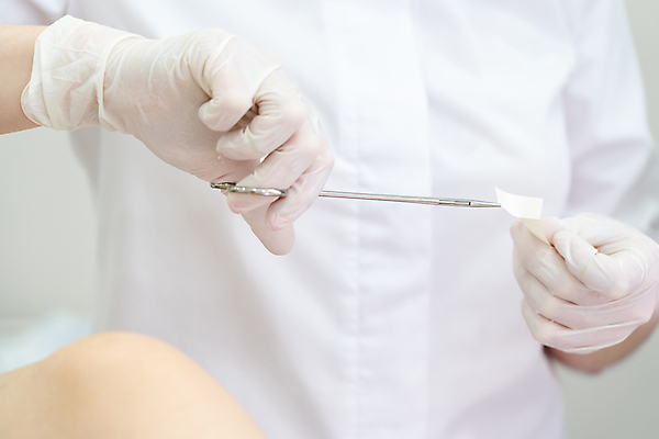 포토 JPG 해외이미지 백인 직업 여자 컨셉 상의 의자 부분 건강 병원 사람 앉기 성인 사람없음 치료 사무실 약 임신 방 시험 환자 의사 흰색 질병 상담 레시피 방문 거짓말 돌봄 석고 해외포토 서양인 옷 교육 컬러 가구 비즈니스 의학 모션 의료진 파일형식 이미지허브