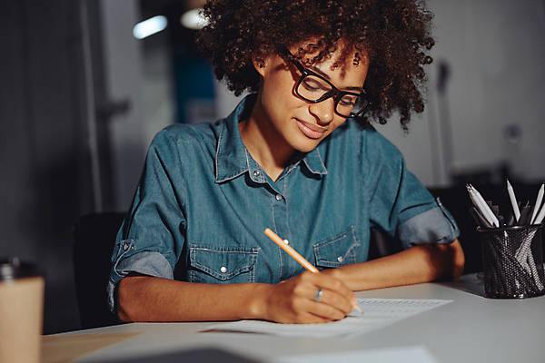 포토 JPG 해외이미지 서양인 우먼라이프 여자 흑인 한명 들기 상반신 성인 앞모습 아웃포커스 기록 업무 비즈니스우먼 문서 연필꽂이 문서작성 성인여자한명만 안경낌 해외포토 외국인 1 라이프스타일 안경 뷰포인트 비즈니스 모션 문구용품 촬영기법 사람 작업 직장인 여자한명만 성인여자만 파일형식 이미지허브